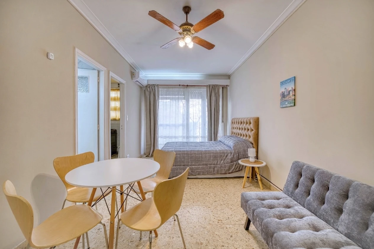 Monoambiente remodelado de Alejandro en Mar del Plata, con mesa, cama y sofá