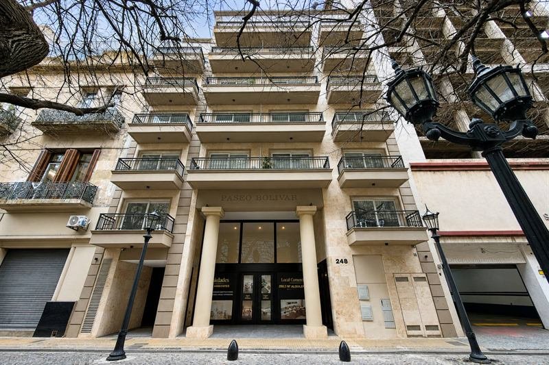 Fachada del edificio con balcones y faroles en una calle empedrada de San Telmo